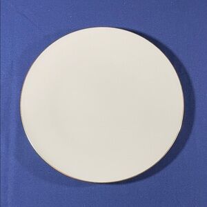 Lenox dinner plate with gold trim